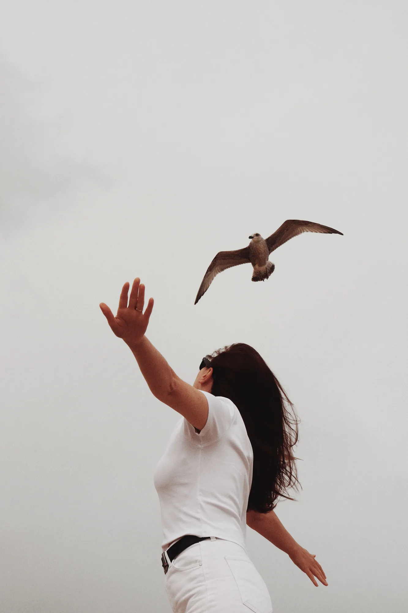 femme regarde le ciel